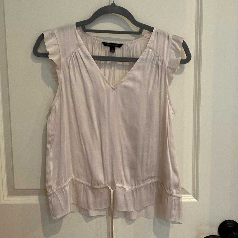 NWOT Banana Republic “silky” top. Size XS